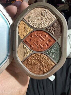 Florasis eyeshadow pallet & blush.